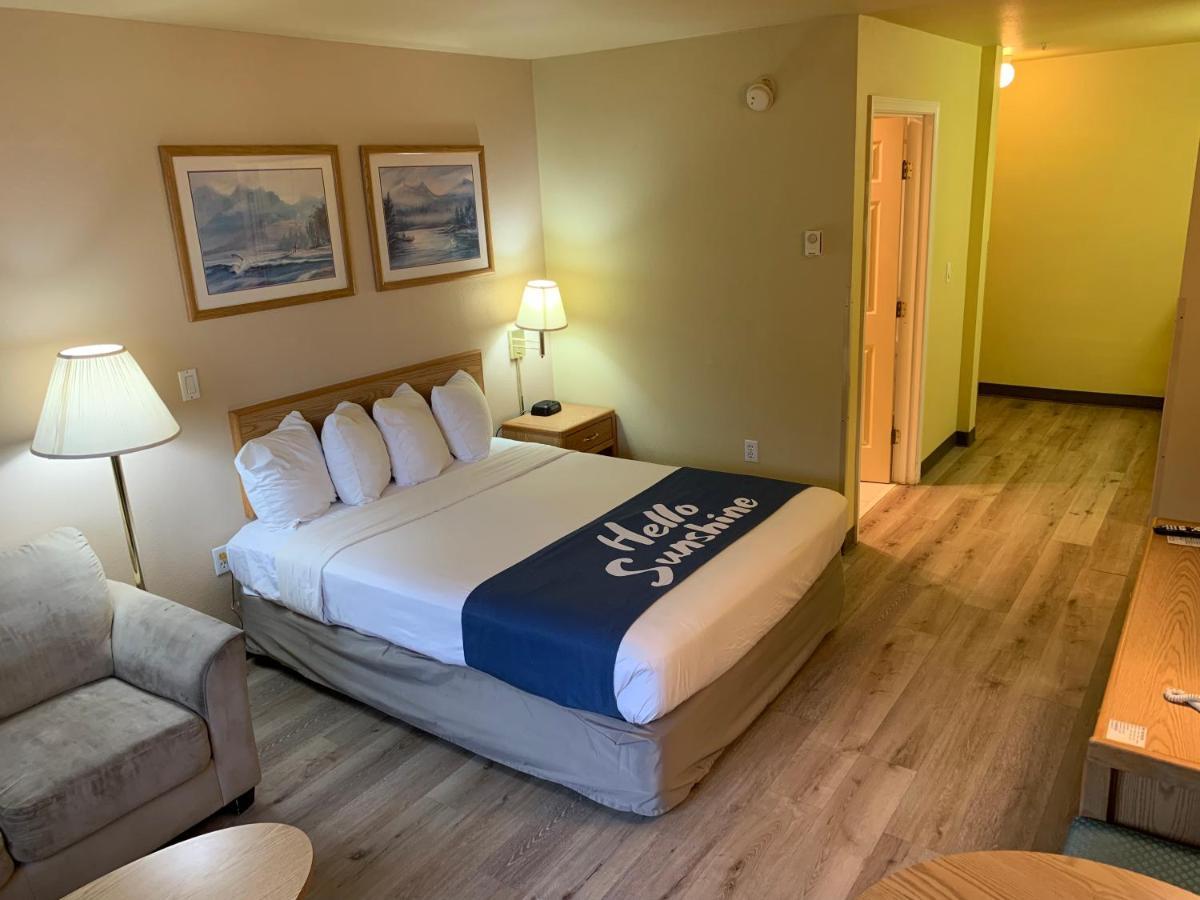 Days Inn By Wyndham Ocean Shores Exterior photo